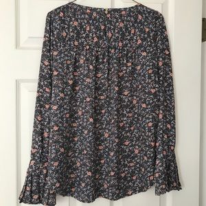Floral blouse with ruffled sleeves